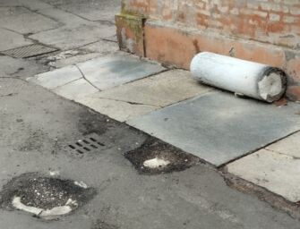 Reggio. La segnalazione: piletti sradicati in via Campo Marzio, accanto a Santa Teresa