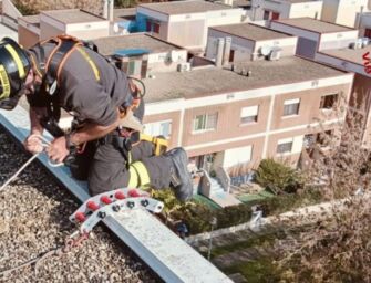 Bagnolo, due bimbi chiusi in casa: vigili del fuoco si calano dal tetto per ‘liberarli’