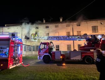 Bibbiano, casa in fiamme: 66enne intossicato