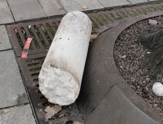 Reggio. Piazza Fontanesi, un piletto a terra