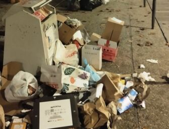 Reggio, piazza della Legna tra i rifiuti