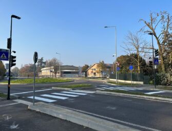 Correggio. Semaforo a chiamata in via IV Novembre davanti alla scuola