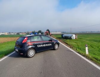 Castelnovo Sotto, si ribalta autocisterna