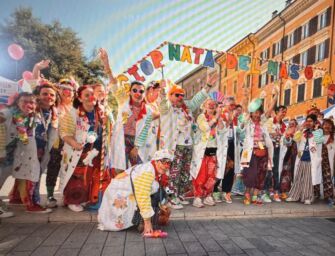 I clown di corsia in piazza a Modena