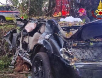 Bibbiano: auto contro albero, 2 feriti gravi