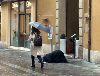 Reggio: due passi in centro, tra negozi chiusi e mendicanti