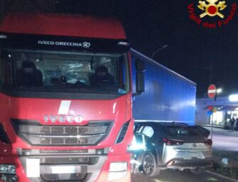 Spilamberto. Con l’auto si incastra sotto il rimorchio di un camion